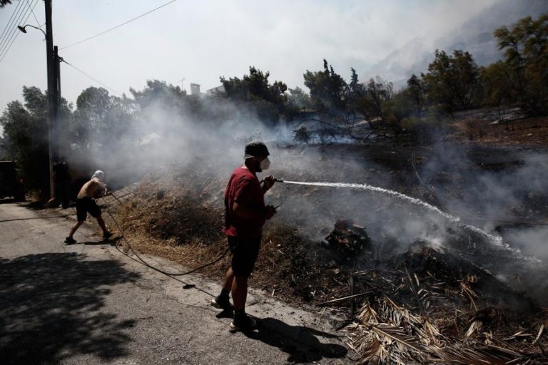 Incêndios controlados em Creta e nos arredores de Atenas 