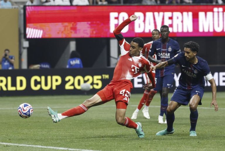 Jamal Musiala, do Bayern, sofre lesão grave na perna esquerda nos quartos de final do Mundial de clubes