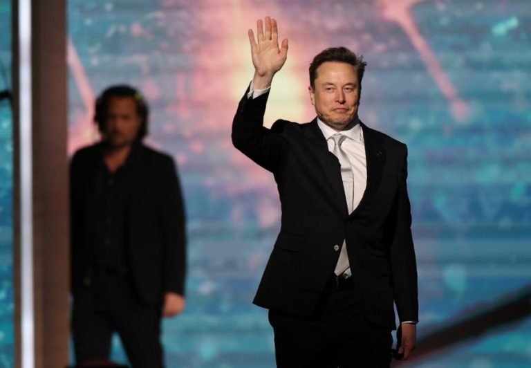 IA de Musk elimina mensagens impróprias após ‘chatbot’ fazer comentários antissemitas