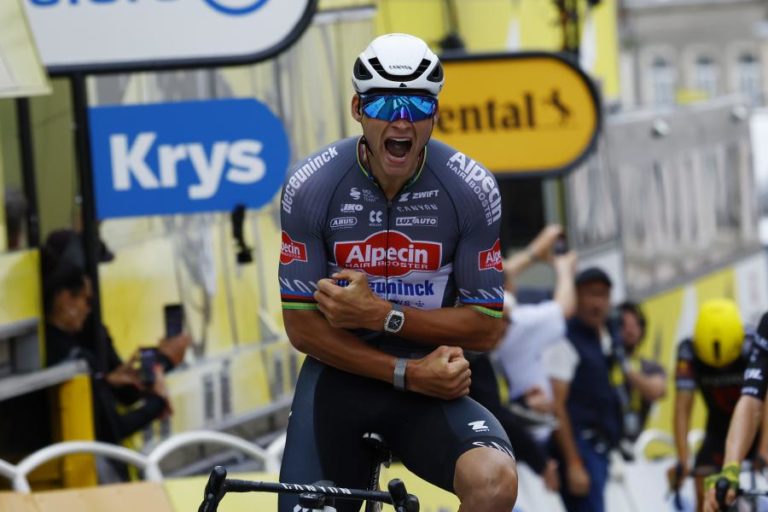 Van der Poel bate Pogacar na luta pela segunda etapa da Volta a França e veste a amarela