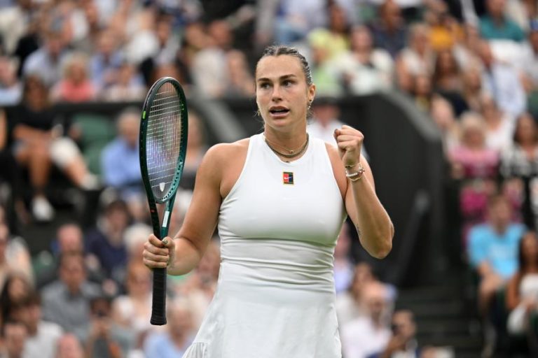 Aryna Sabalenka apurada para os quartos de final de Wimbledon