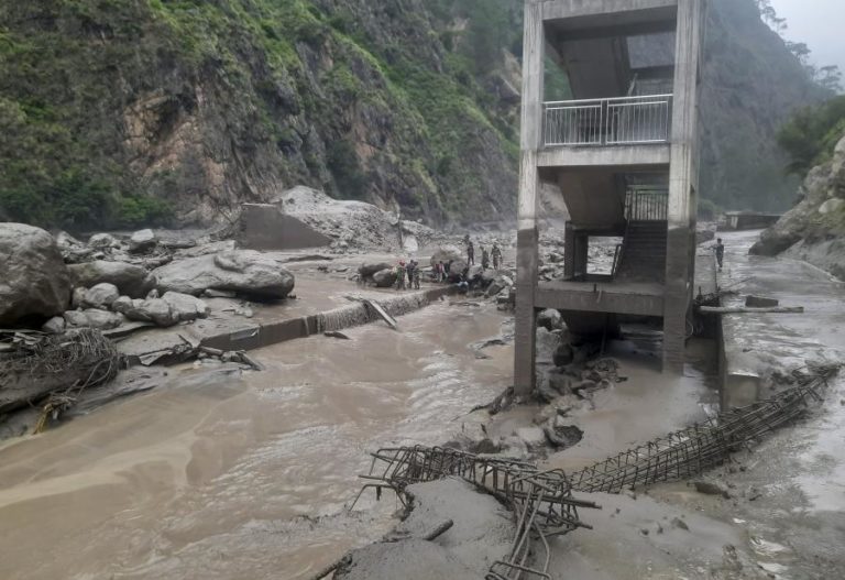 Equipas procuram 19 desaparecidos após enchentes que mataram nove no Nepal