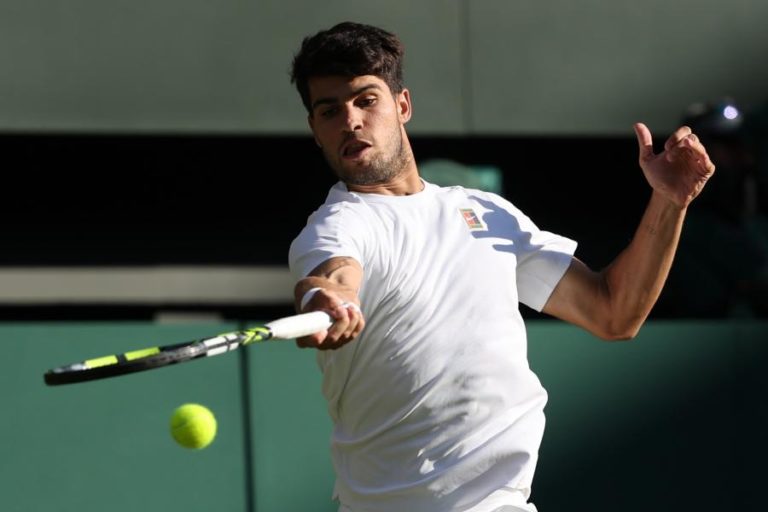 Alcaraz ‘passeia’ e Sabalenka sofre para chegarem às meias-finais de Wimbledon