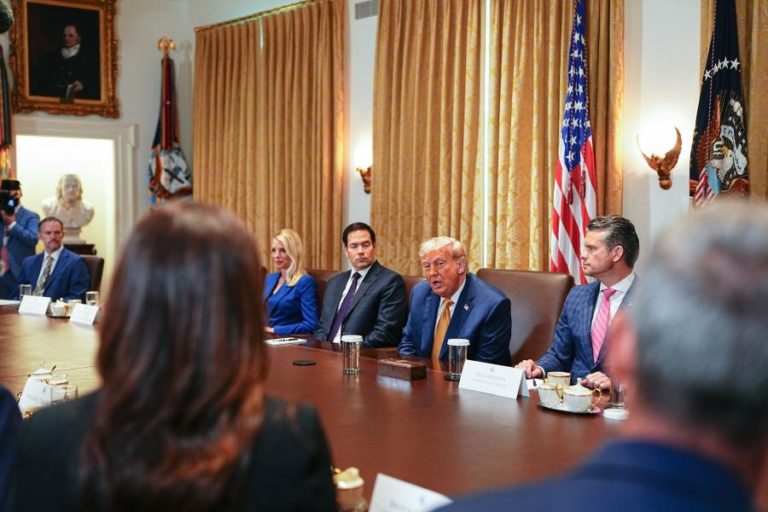 Trump admite que EUA estão a passar armas para Kiev compradas pela NATO