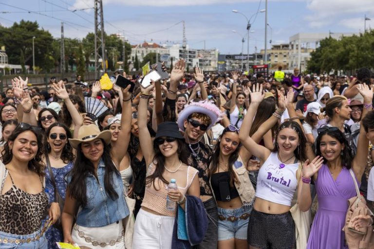 Carris reforça carreira 201 devido a suspensão da circulação na Linha de Cascais