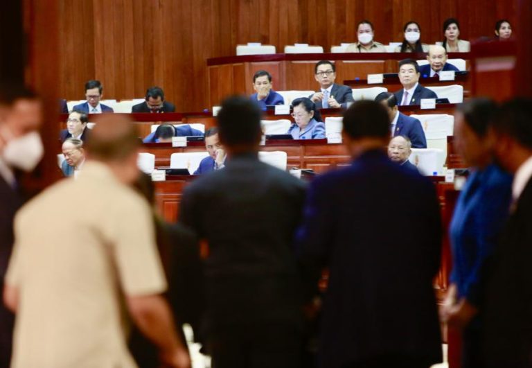 Camboja aprova alteração da Constituição para retirar cidadania a conspiradores