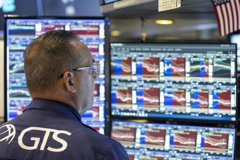 Wall Street termina sem rumo e à espera de resultados mas com recorde do S&P500
