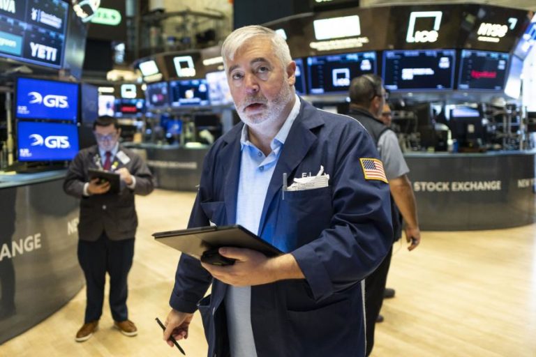 Wall Street ignora as novas ameaças tarifárias de Trump e fecha em alta