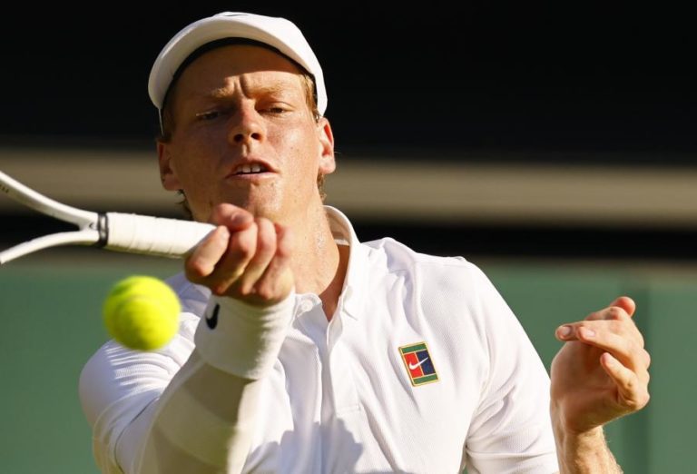 Sinner segue imparável para a final de Wimbledon com triunfo claro sobre Djokovic