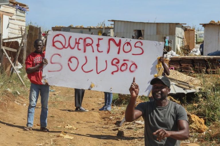 Primeira demolição iniciada no Talude Militar após intervenção policial com bastões