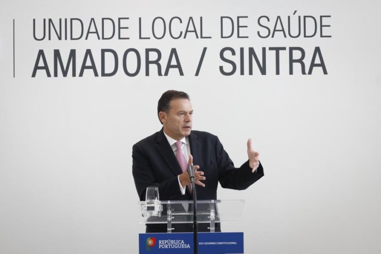 Montenegro defende que hoje há menos problemas na saúde do que há um ano