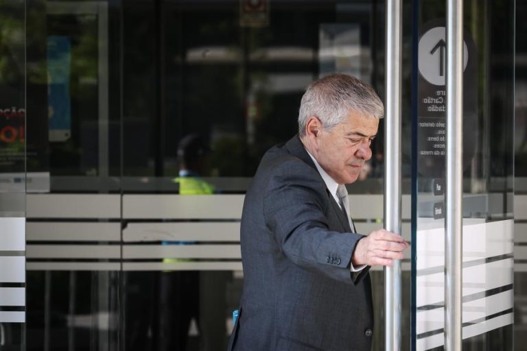 José Sócrates garante que mãe lhe deu 450.000 euros para viver