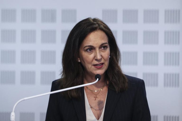 Ministra da Justiça recusa “interferir na discussão” entre procuradores em greve e PGR