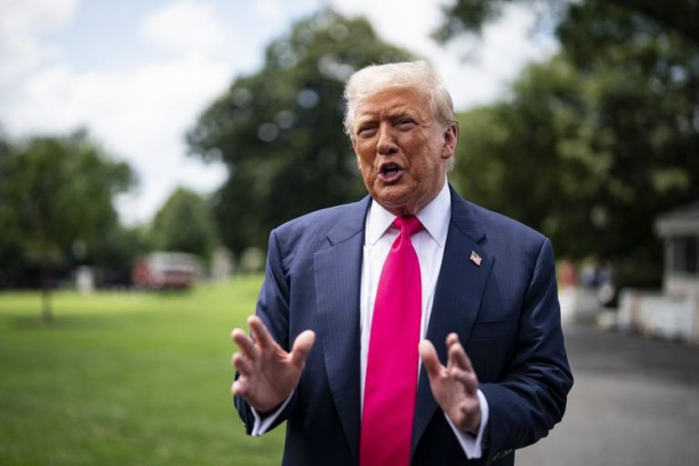 Trump afirma que as negociações comerciais com a UE continuam e com progressos