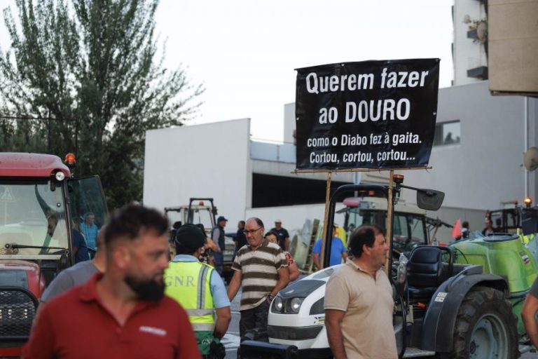 Pelas ruas da Régua os viticultores alertaram para a crise que atinge o Douro