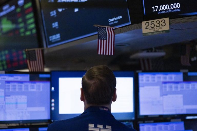 Wall Street cai com Powell a esfriar expectativa de baixa da taxa em setembro