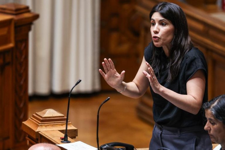 Mortágua envia carta a ministro da Educação com estudos sobre “efeitos positivos” da educação sexual