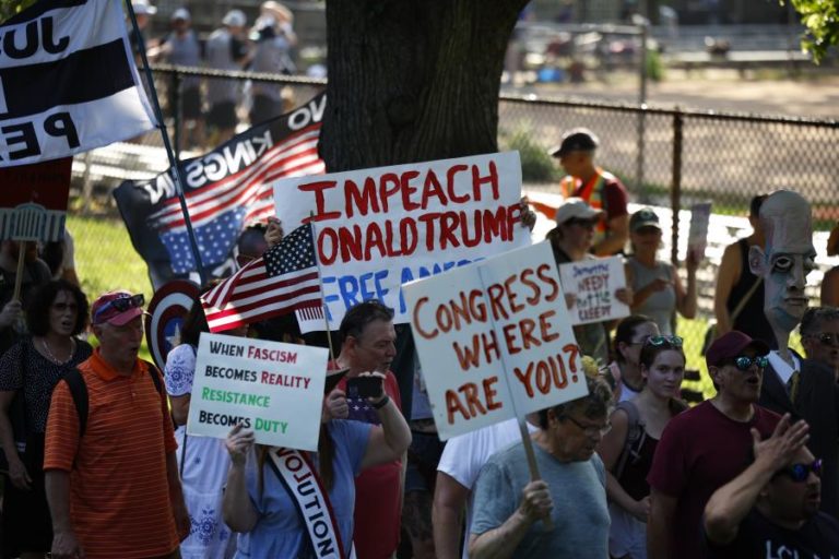 Novo protesto nacional contra Trump marcado para sábado nos EUA para pedir ação e “Raiva Contra o Regime”