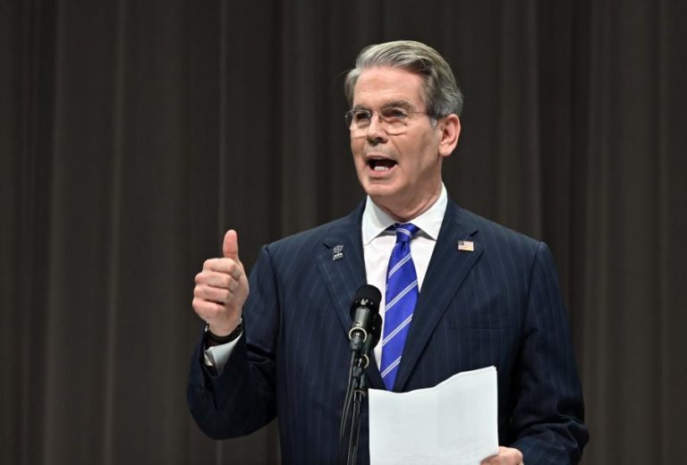 Secretário do Tesouro dos EUA diz que não há razão para presidente da Fed se demitir