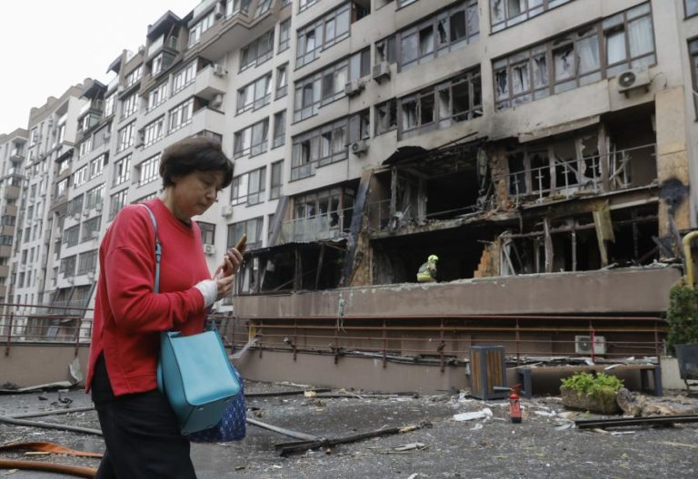 Pelo menos seis mortos em ataque russo em Kiev