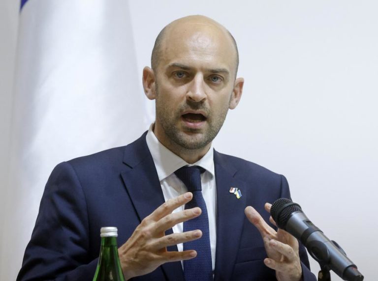 França exige explicações após jovens forçados a desembarcar de avião em Espanha