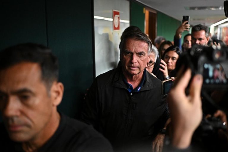 Juiz decide que Bolsonaro cometeu ‘irregularidade isolada’ e não será preso