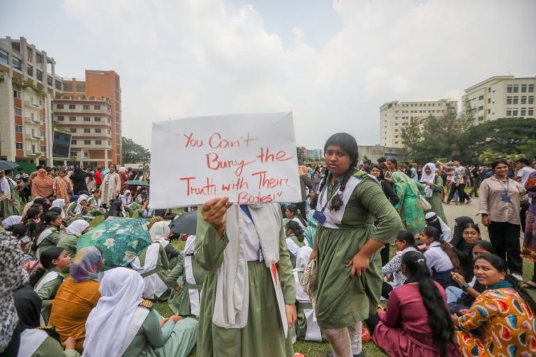 Protestos abalam capital do Bangladesh depois de queda de avião numa escola