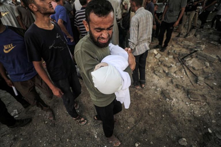 Alimentos para Gaza apodrecem sem distribuição enquanto fome alastra – agências humanitárias