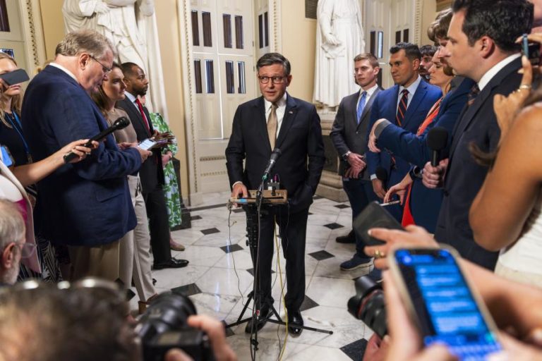 Líder da Câmara de Representantes bloqueia votação sobre caso Epstein proposta por republicanos