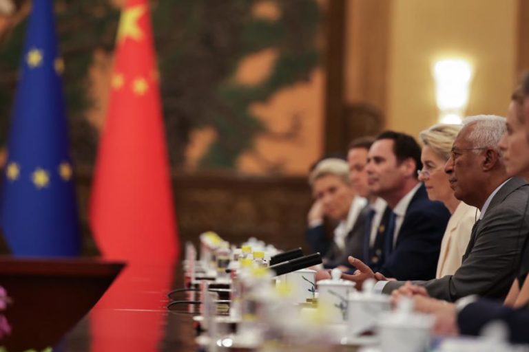 Von der Leyen diz a Xi Jinping que relações UE-China estão num “ponto de inflexão”