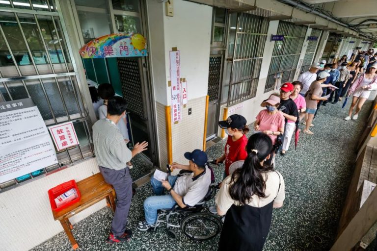 Taiwan inicia referendos que podem destituir deputados pró-China da oposição