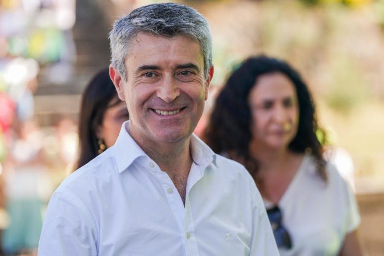 Líder do PS falou com Centeno e partido vai recebê-lo “de braços abertos”