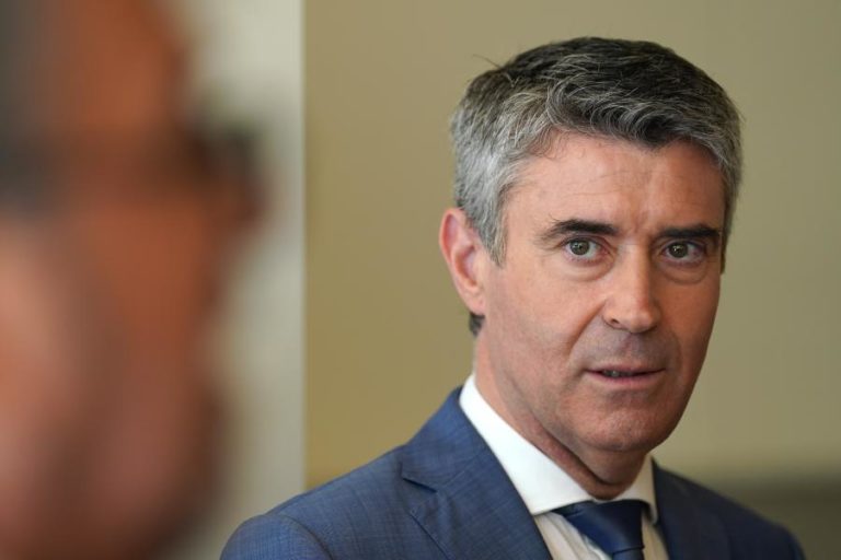 Líder do PS diz que há soluções para a habitação e desafia Governo a sair dos gabinetes