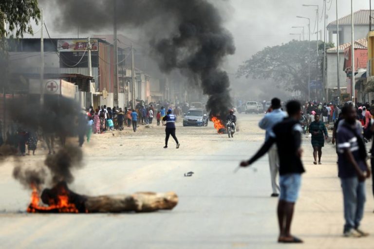 Violência paralisa Luanda no regresso de João Lourenço