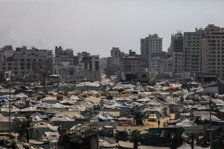 Israel mata 30 palestinianos em ataques no centro de Gaza