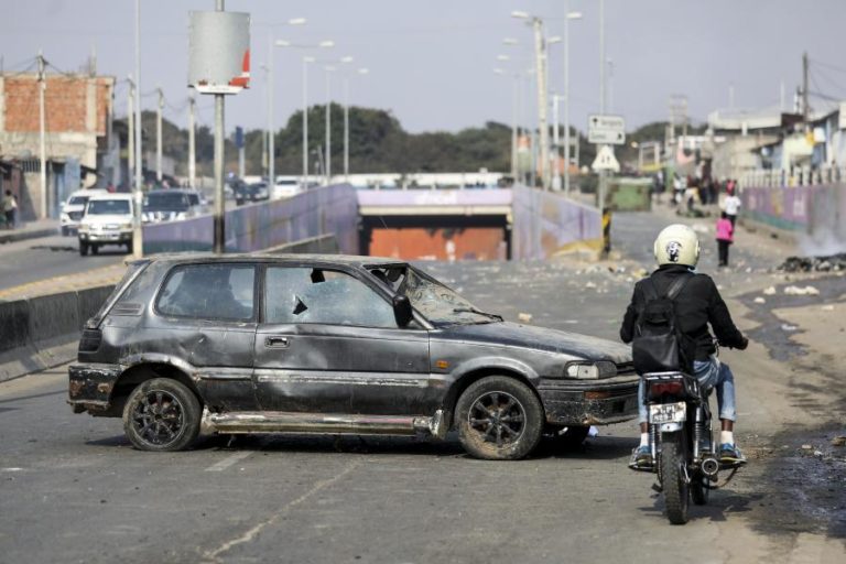 Taxistas angolanos demarcam-se de atos de vandalismo e cancelam greve