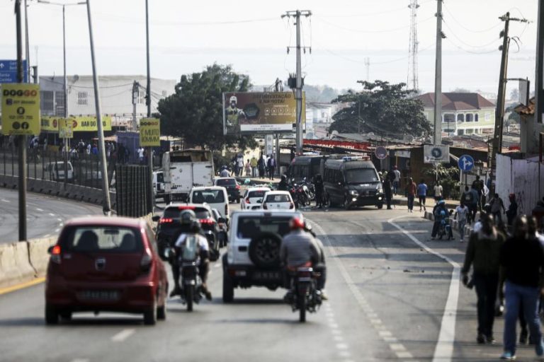 Polícia deteve mais de 100 pessoas implicadas em atos de vandalismo em Luanda