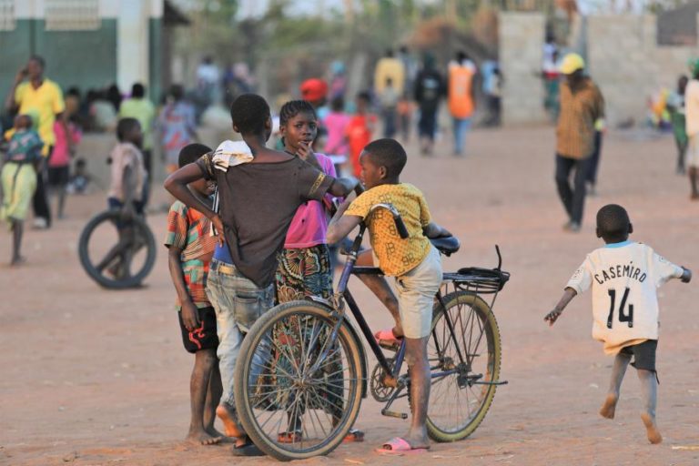 Na escola de Miconi, Moçambique, brinca-se sem estudar enquanto Pedro procura família do rapaz com que fugiu pela mão