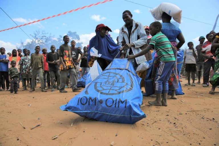 Comida e apoio chega a milhares de deslocados em Chiúre, Faque só pensa no arroz para a mãe