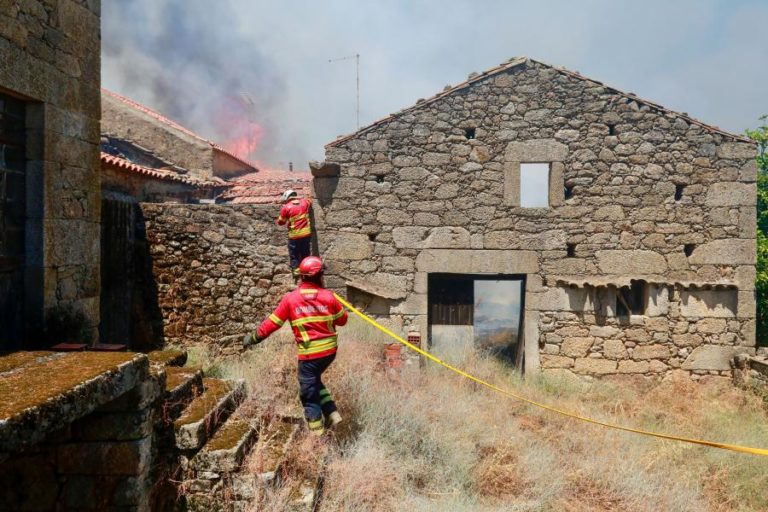 Fogo que deflagrou em Penafiel avançou para Gondomar