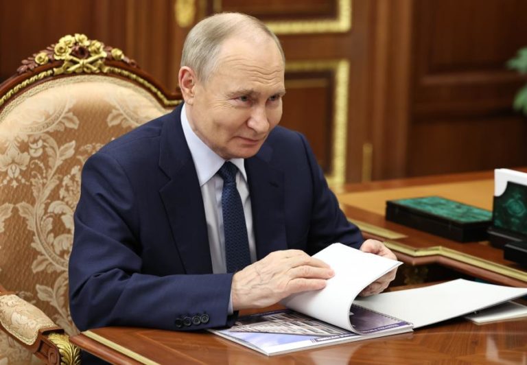 Putin promulga lei que proíbe pessoas de aceder a “conteúdos extremistas”