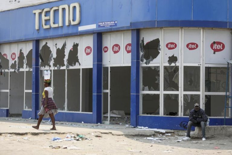 Comerciantes fazem contas à vida entre relatos de medo enquanto Luanda tenta regressar à rotina