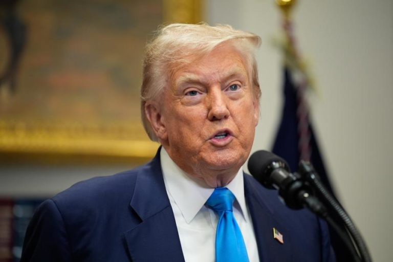 Trump assina decreto que oficializa tarifas de 50% ao Brasil