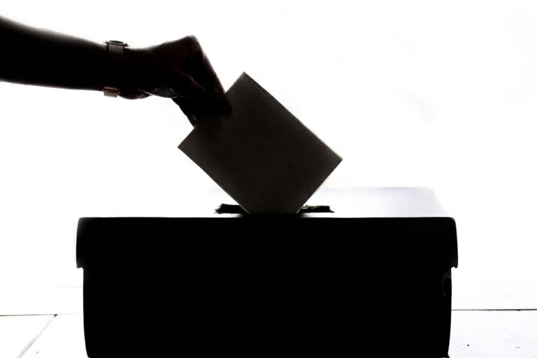 Poilievre enfrenta mais de 200 candidatos em eleições intercalares em Alberta