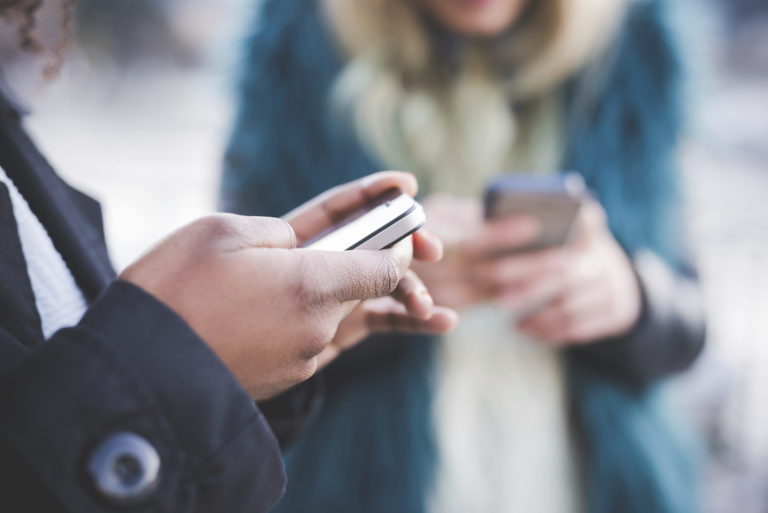 Autoridades alertam para aumento de burlas por SMS com recurso a IA