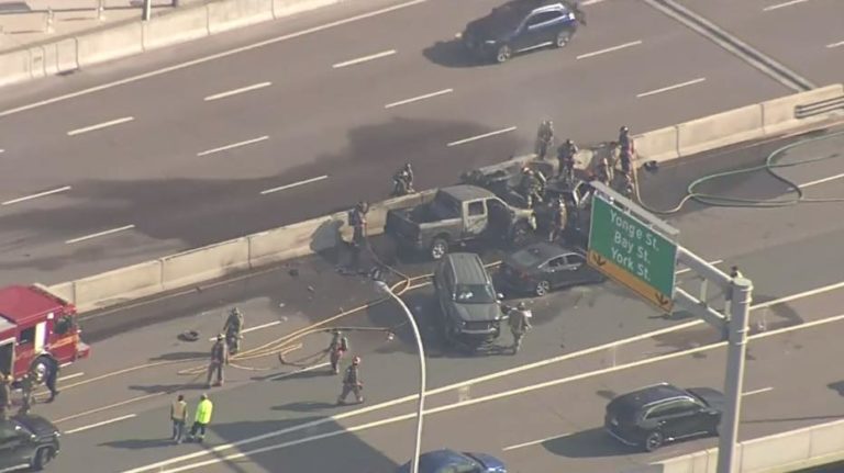 1 morto e 4 feridos em acidente com vários carros na Gardiner Expressway
