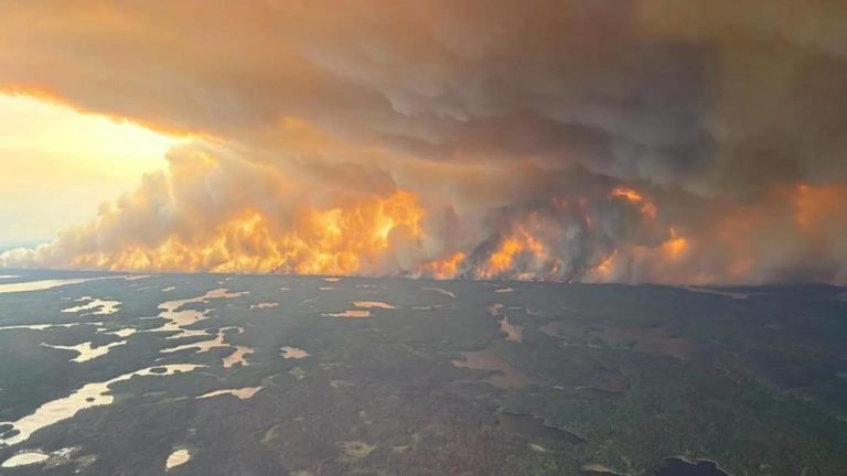 Calor extremo e fumos dos incêndios florestais geram alertas no Canadá