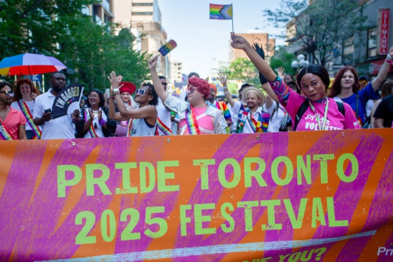 Mês do orgulho termina com tradicional parada em Toronto