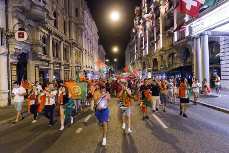 Cerca de 70.000 portugueses emigraram em 2023 sobretudo para a Suíça