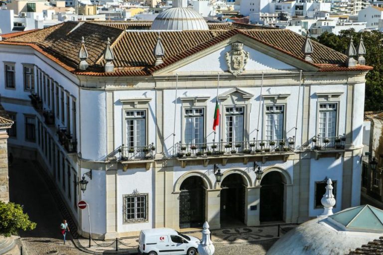 Marcelo e Montenegro têm hoje reunião semanal na Câmara Municipal de Faro